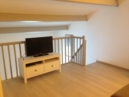 téléviseur et escalier mezzanine