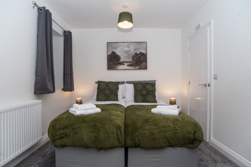 Spacious en-suite twin room providing comfort and privacy for work teams.