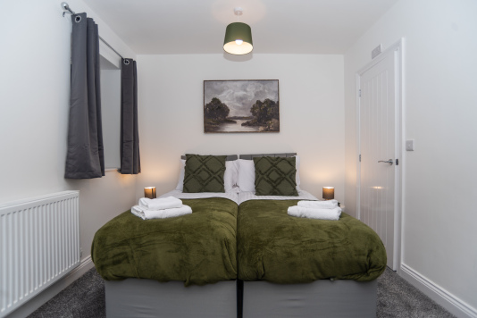 Spacious en-suite twin room providing comfort and privacy for work teams.