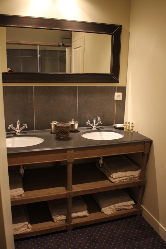 Salle de bain avec bain-douche et wc de la chambre parentale