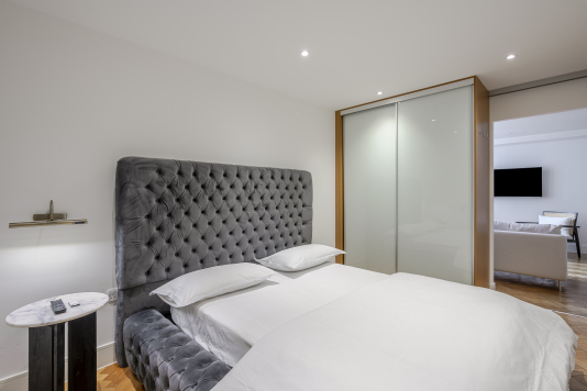 Spacious bedroom with a king size mattress 