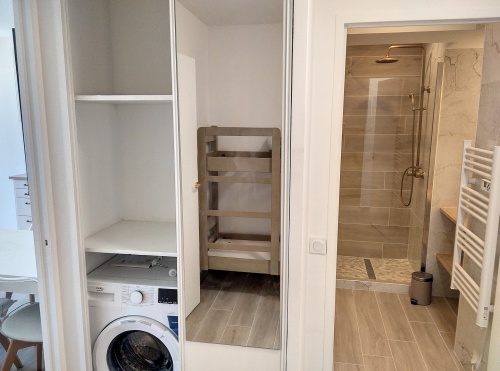 machine à laver et lits superposés dans l'entrée