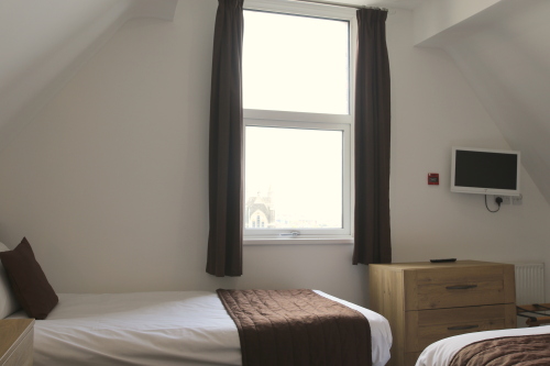 Family-Ensuite - 2 Adults & 1 Child (Under 15 years)