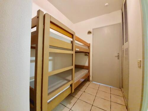 lits superposés dans l'entrée 