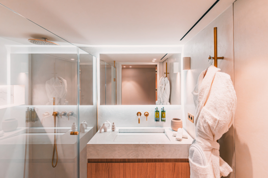 Salle de bain avec double pommeau de douche
