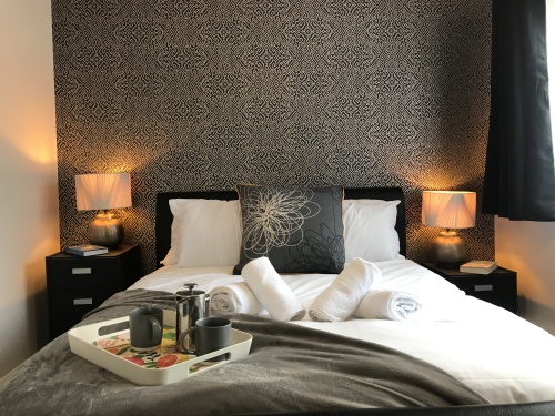 Striking bedroom design with comfy double bed, fresh linen and medium & soft pillows - Bamber Bridge Preston
