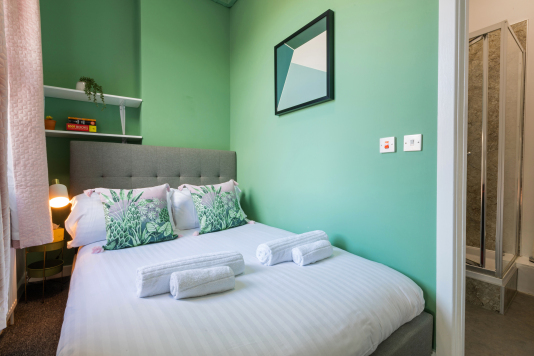 The Snug bedroom and ensuite