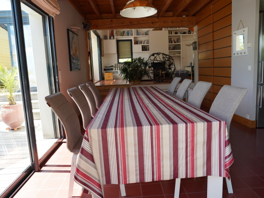 Salle à manger intérieure sur terrasse