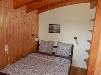 Schlafzimmer mit Doppelbett (140 cm breit)