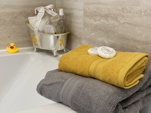 SRK Serviced Accommodation - Family bathroom with tub to relax and have a soak in your own space