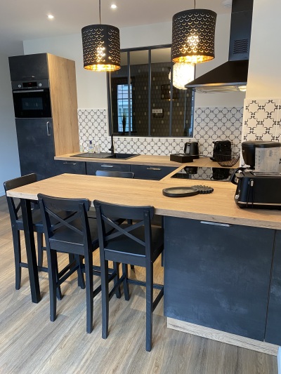 cuisine équipée avec espace repas