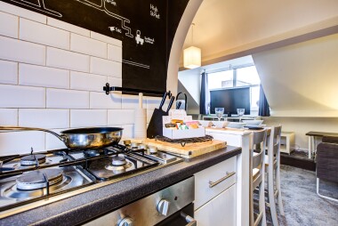 Oven, microwave, fridge freezer and utensils all available