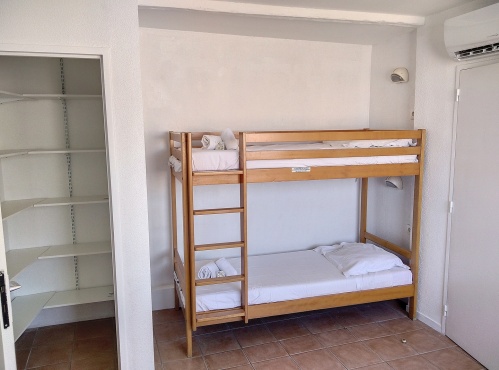 placard de rangements et lits superposés dans la chambre