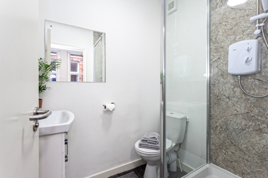 Ensuite bathroom in bedroom no1 at The Courtyard