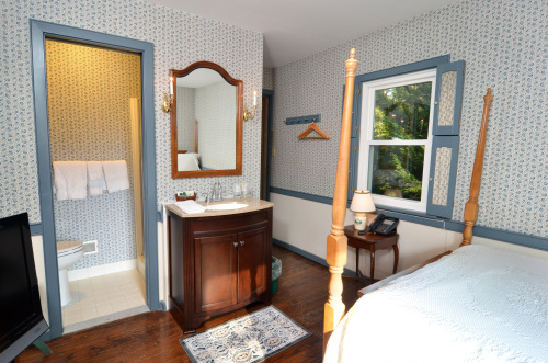 Room 305 James Madison-Single room-Private Bathroom-Standard-Woodland view - Room 305 James Madison-Single room-Private Bathroom-Standard-Woodland view