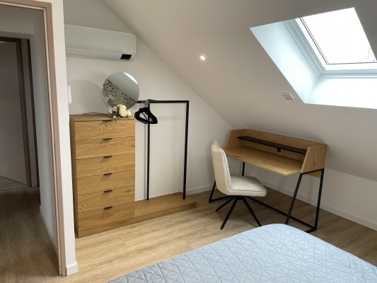 espace travail chambre beige