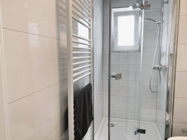 Modernes Bad mit Dusche, Waschbecken und WC – zur alleinigen Nutzung in jeder Wohnung.