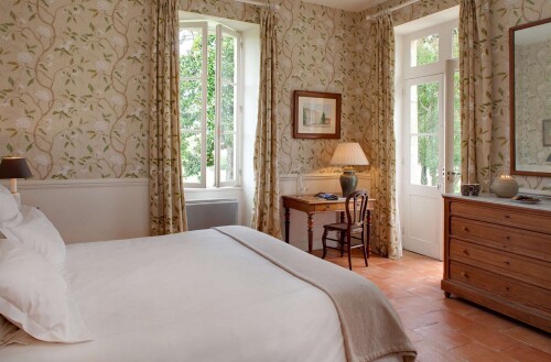 Superiors double rooms Marie, Amelie or Sidonie, king size bed 180, air conditioned, private bathroom with toilet. We also propose to our guest a Nespresso coffee machine, kettle with tea and mineral water in each room and a free WIFI connection.