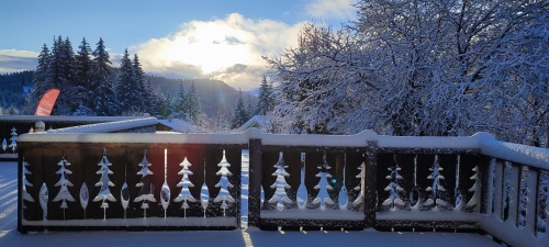 Un lever de soleil en février sur la terrasse de l’hôtel Le Taconet en Haute-Savoie, dévoilant un paysage hivernal féerique. La beauté tranquille de la nature à son meilleur.