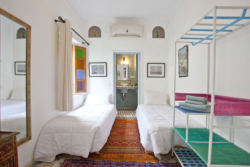 tres camas-Estandar-Baño Privado-Vista al patio acceso al balcón