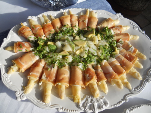 Frühlingsbuffet mit Spargel
