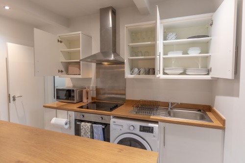 Fully equipped kitchen - Flat 2