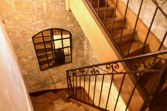 magnifique escalier dans la pierre pour accéder a l'appartement