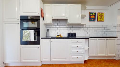 Fully equipped kitchen with double oven / grill and electric hob
