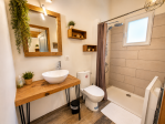 Salle de bain privée avec douche italienne