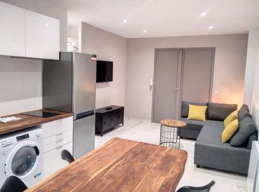 Table à manger dans l'espace cuisine