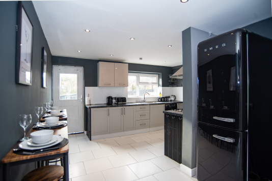 Enjoy our newly renovated kitchen, featuring a convenient breakfast bar, large fridge-freezer, coffee maker, tea and coffee essentials, toaster, and an integrated electric oven with gas hob — fully equipped with everything you need for easy, flexible dining.