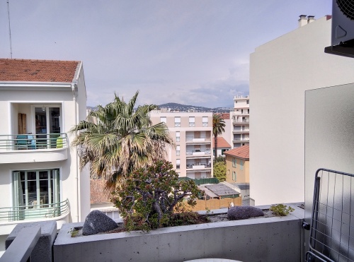 balcon ensoleillé avec vue ville et aperçu mer