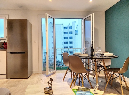 salle à manger donnant sur le balcon