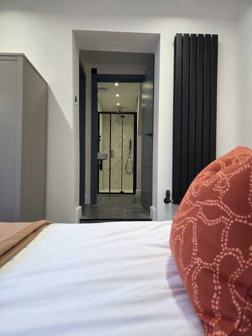 Bedroom into en-suite