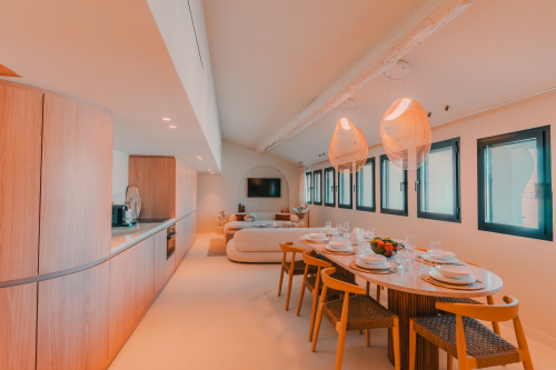 Salon cuisine vue sur le Vieux Port