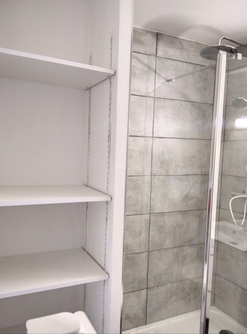 salle d'eau avec rangements et douche à l'italienne