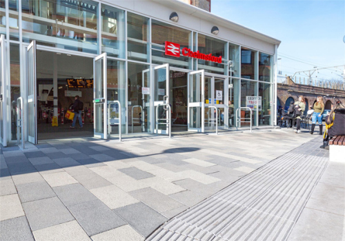 Walkable distance to the train/bus station