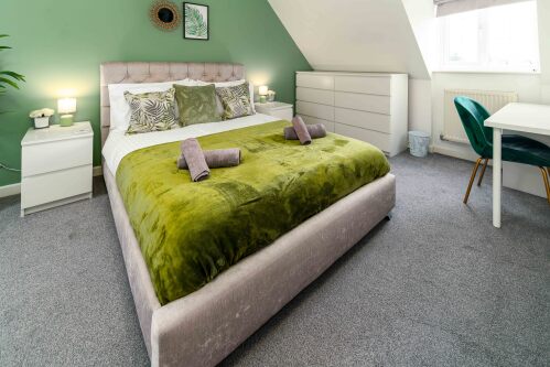 Ideal Lodgings In Openshaw - Relax and unwind in style with fresh crisp linens and towels 