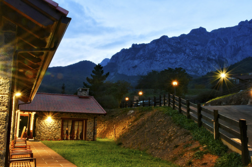 Vista exterior de los apartamentos Los Picos de Europa (Colio, Valle de Liebana) con el Parque Nacional detrás.