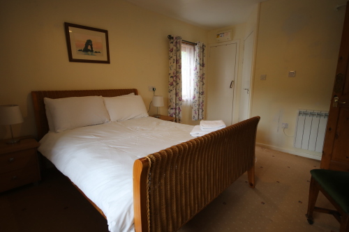 Double Bed towards door to en-suite