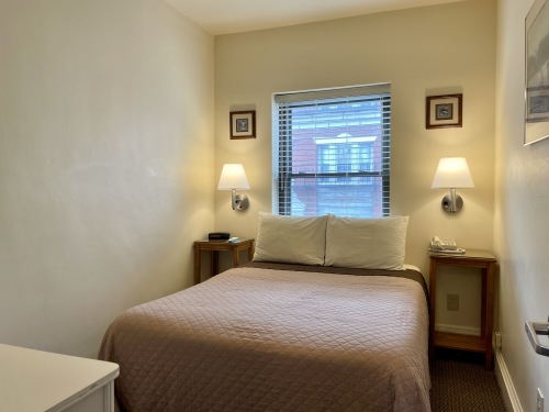 Basic-Single room-Shared Bathroom