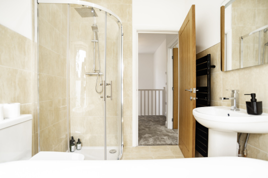 Large brand-new rain shower with complimentary shampoo, conditioner, shower gel and fresh towels included