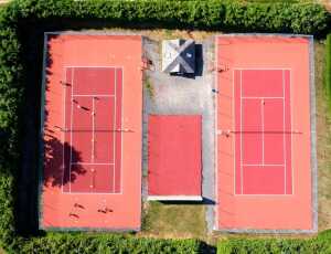 Accés aux cours de tennis et matériel à dispo
