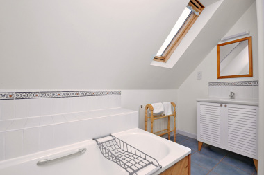 Bathroom 3 (upstairs)