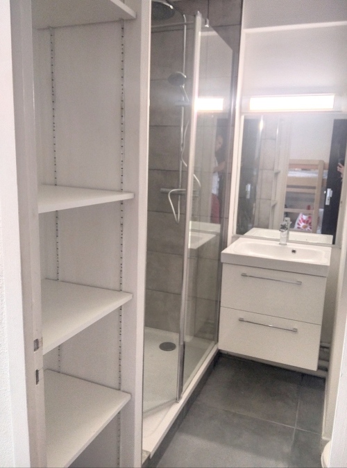 salle de bain avec douche à l'italienne