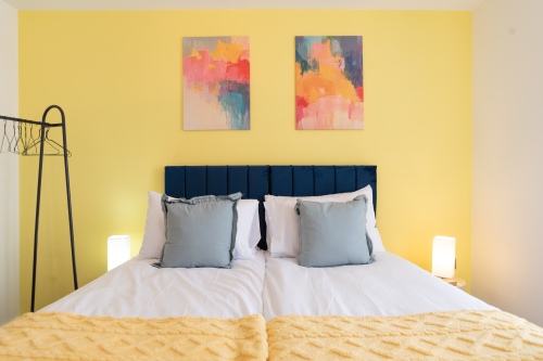 Flexible zip-and-link beds arranged as a king, convertible to twins.