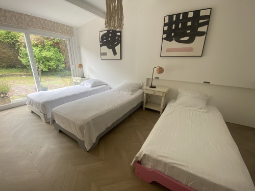 chambre 3 lits accès jardin 