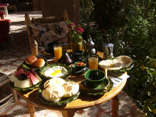 la table du petit déjeuner dans le jardin