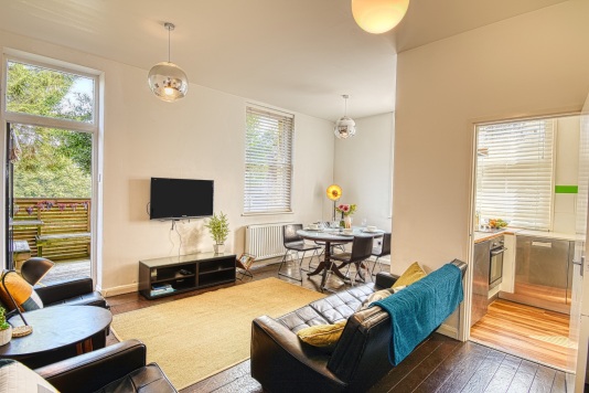 Lounge Area with HDTV with Netflix
