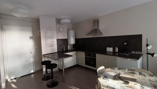 Cuisine entièrement aménagée et équipée